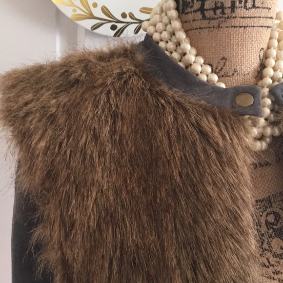 Cynthia Vincent | Luxurious Leather & Fur Jacket - Picture 2 of 10